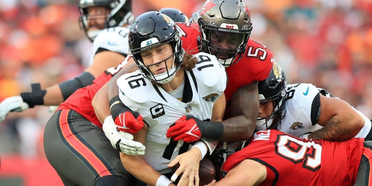 Trevor Lawrence de los Jaguars se torció la articulación AC;  estado por determinar