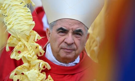 Tribunal del Vaticano condena a cardenal por malversación y fraude