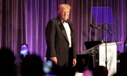 Trump cambia de aviones y rechaza declarar en el juicio por fraude en Nueva York |  internacional