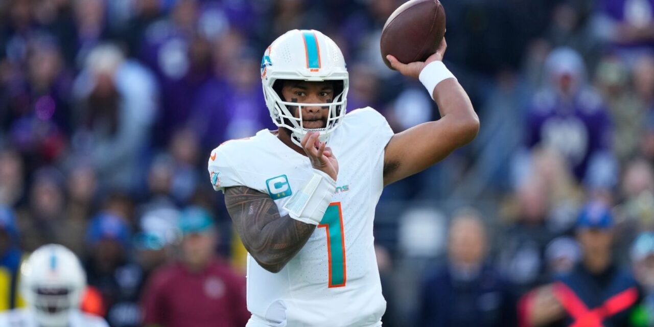 Tua Tagovailoa de los Dolphins golpea a Cedric Wilson para el primer strike contra los Ravens