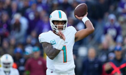 Tua Tagovailoa de los Dolphins golpea a Cedric Wilson para el primer strike contra los Ravens
