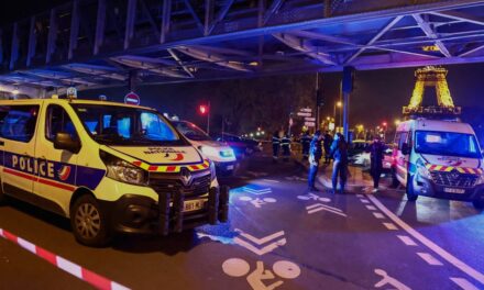 Turista asesinado a puñaladas cerca de la Torre Eiffel en presunto ataque terrorista