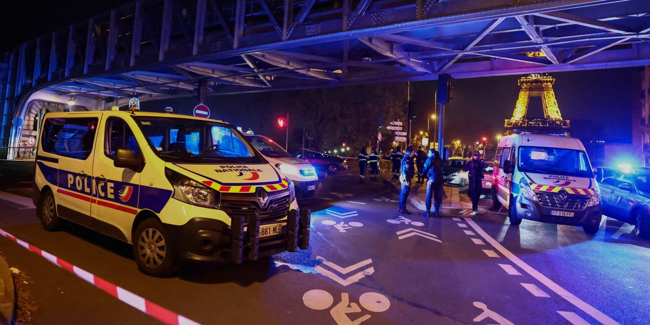 Turista asesinado a puñaladas cerca de la Torre Eiffel en presunto ataque terrorista