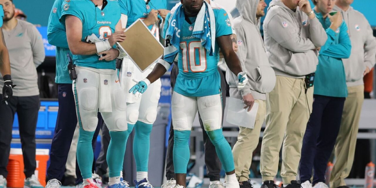 Tyreek Hill de los Dolphins se vio obstaculizado por una lesión en el tobillo en la derrota ante los Titans