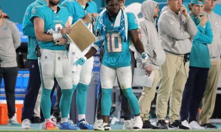 Tyreek Hill de los Dolphins se vio obstaculizado por una lesión en el tobillo en la derrota ante los Titans