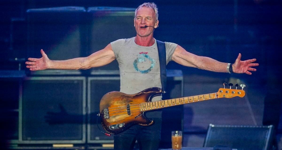 Un Sting incombustible brilla en el paraíso de la Navidad más hortera |  Cultura