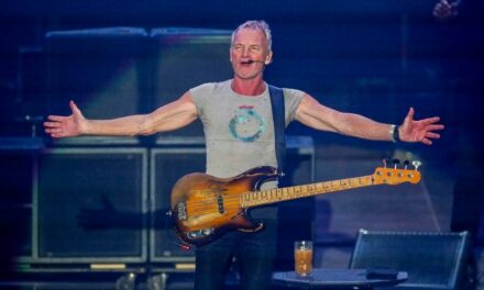Un Sting incombustible brilla en el paraíso de la Navidad más hortera |  Cultura