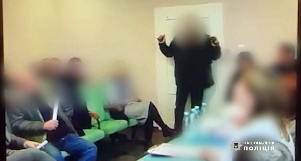 Un ataque con granadas en un pleno municipal al oeste de Ucrania deja al menos un muerto y 26 heridos |  internacional