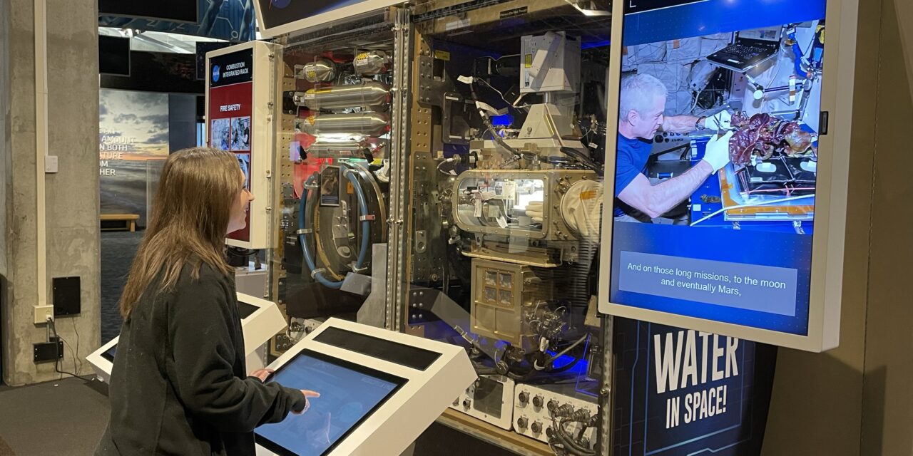 Una nueva exhibición en el Centro de Visitantes Glenn de la NASA, ubicado en el Centro de Ciencias de los Grandes Lagos, acerca la investigación de la Estación Espacial Internacional a la Tierra.