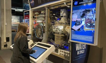 Una nueva exhibición en el Centro de Visitantes Glenn de la NASA, ubicado en el Centro de Ciencias de los Grandes Lagos, acerca la investigación de la Estación Espacial Internacional a la Tierra.