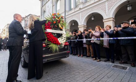 Valladolid regala su último silencio a Concha Velasco |  Cultura