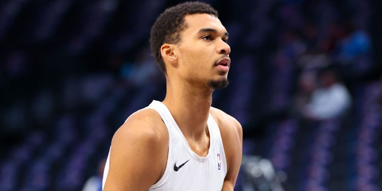 Victor Wembanyama de los Spurs se rascó contra los Mavs por un esguince de tobillo
