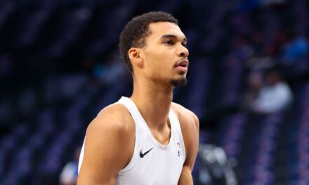 Victor Wembanyama de los Spurs se rascó contra los Mavs por un esguince de tobillo