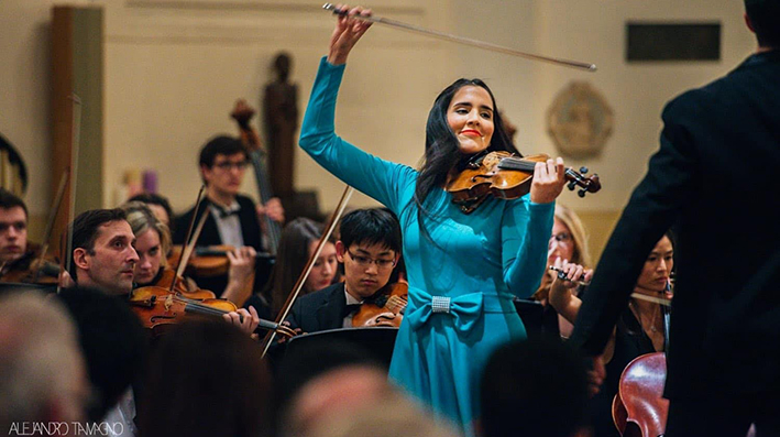 Virtuosa violinista dominicana Aisha Syed cautiva en su debut en Bolivia |  AlMomento.net