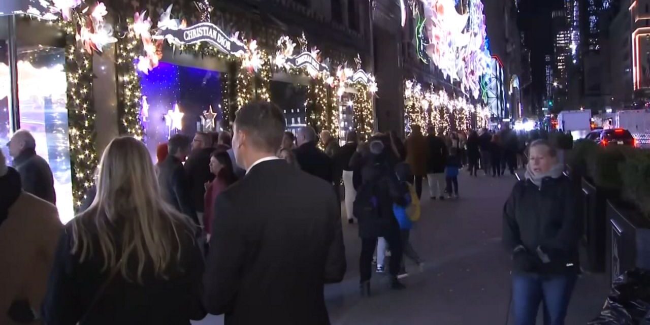 Vistas y olores navideños en las calles abiertas de la Quinta Avenida