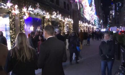 Vistas y olores navideños en las calles abiertas de la Quinta Avenida