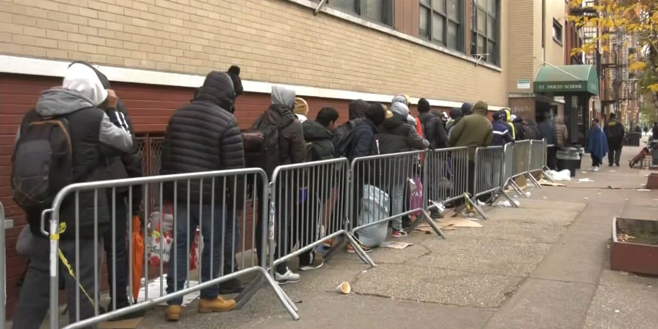 Voluntarios de la comunidad ayudan a los inmigrantes que vuelven a solicitar refugio