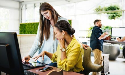¿No estás ahorrando en tu 401(k)?  Su empleador puede volver a inscribirlo