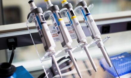 Acciones que realizan los mayores movimientos al mediodía: MRNA, AAPL, GDRX, COIN