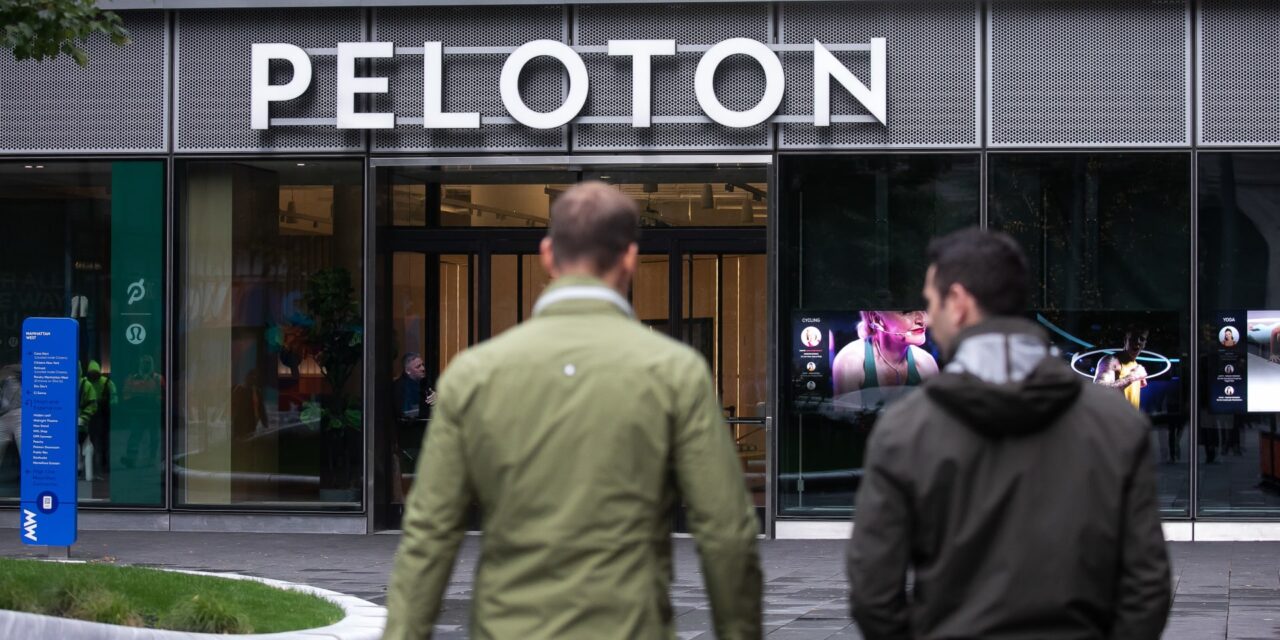 Acciones que realizan los mayores movimientos al mediodía: PTON, COST, STZ