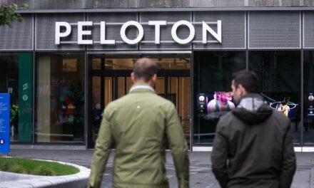 Acciones que realizan los mayores movimientos al mediodía: PTON, COST, STZ