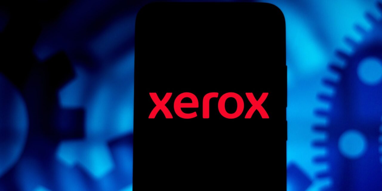 Acciones que realizan los mayores movimientos al mediodía: XRX, SOFI, SCHW