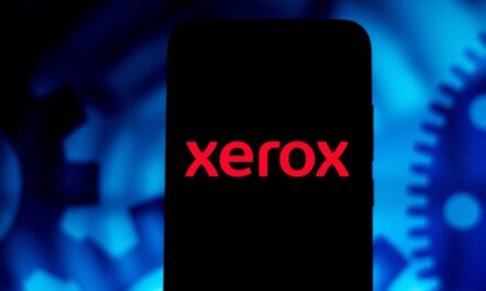 Acciones que realizan los mayores movimientos al mediodía: XRX, SOFI, SCHW