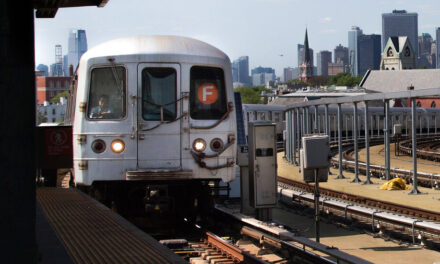 Adolescente asesinado mientras practicaba surf en el metro en Brooklyn, dicen las autoridades