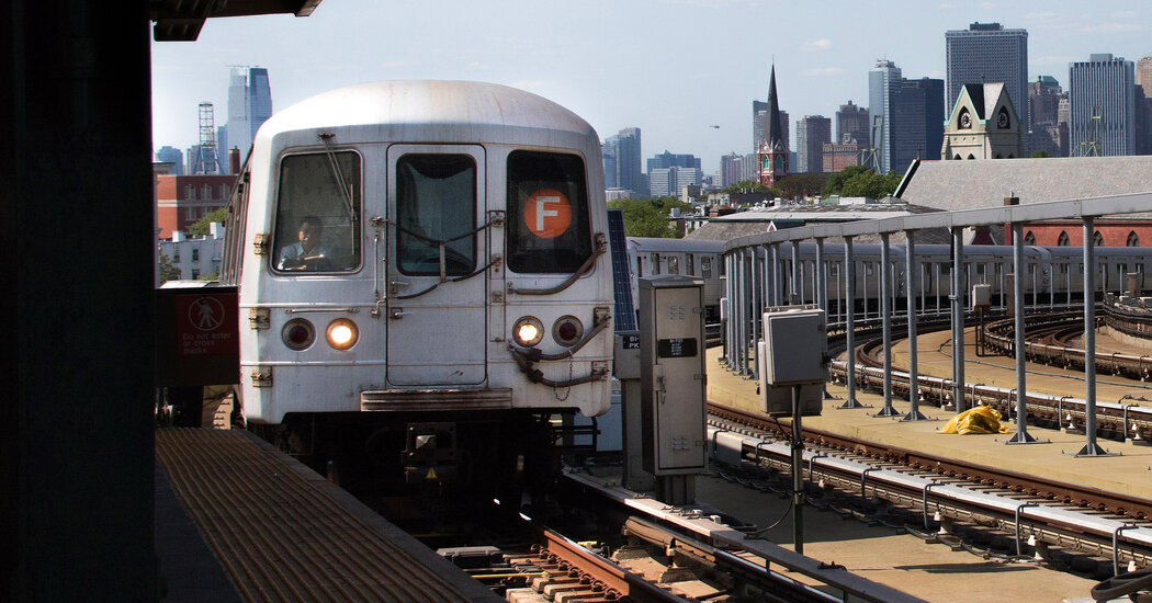 Adolescente asesinado mientras practicaba surf en el metro en Brooklyn, dicen las autoridades