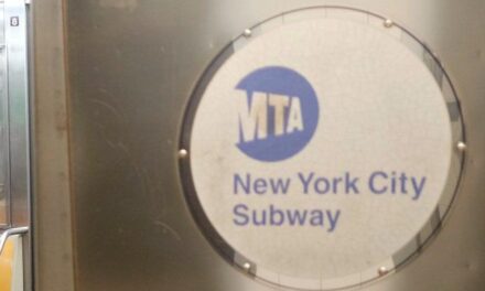 Adolescente muere después de navegar en el metro de Brooklyn, dice MTA