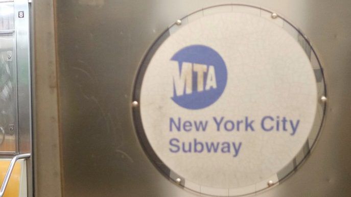 Adolescente muere después de navegar en el metro de Brooklyn, dice MTA