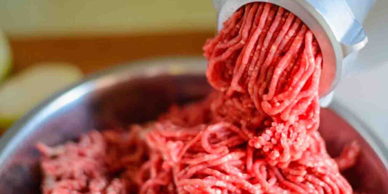 Alto consumo de carne procesada aumenta riesgo de cáncer, advierte Salud