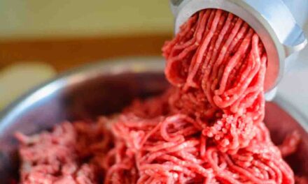 Alto consumo de carne procesada aumenta riesgo de cáncer, advierte Salud