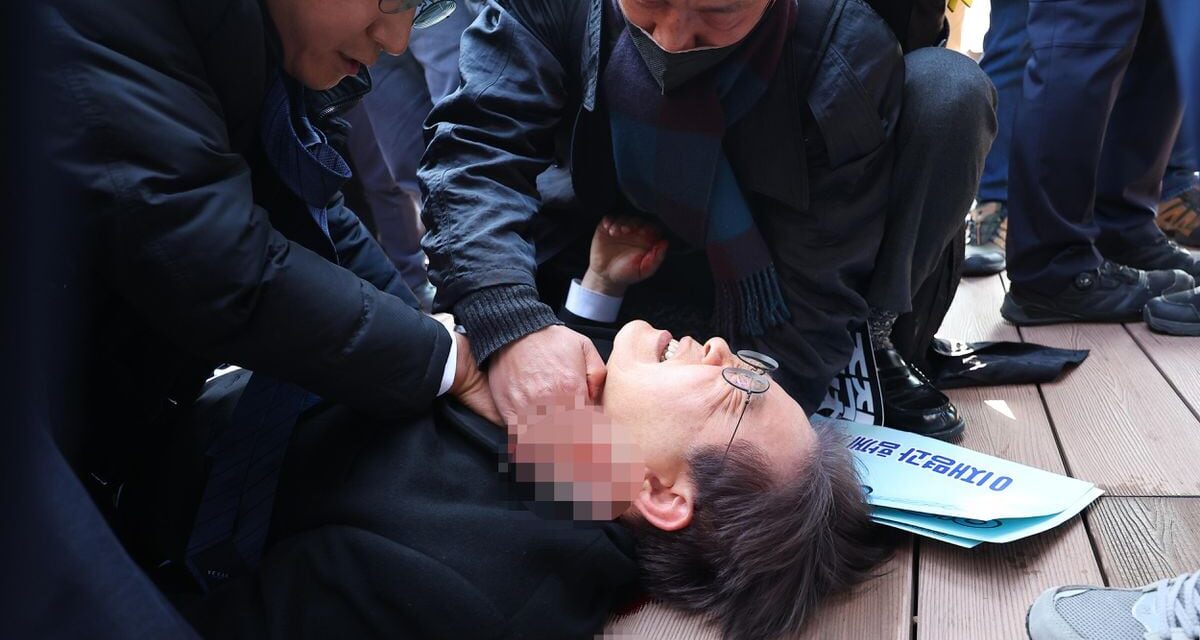 Apuñalado en el cuello el líder de la oposición de Corea del Sur |  internacional