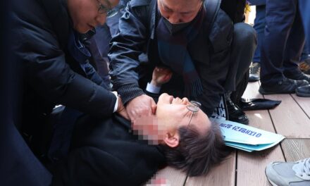Apuñalado en el cuello el líder de la oposición de Corea del Sur |  internacional
