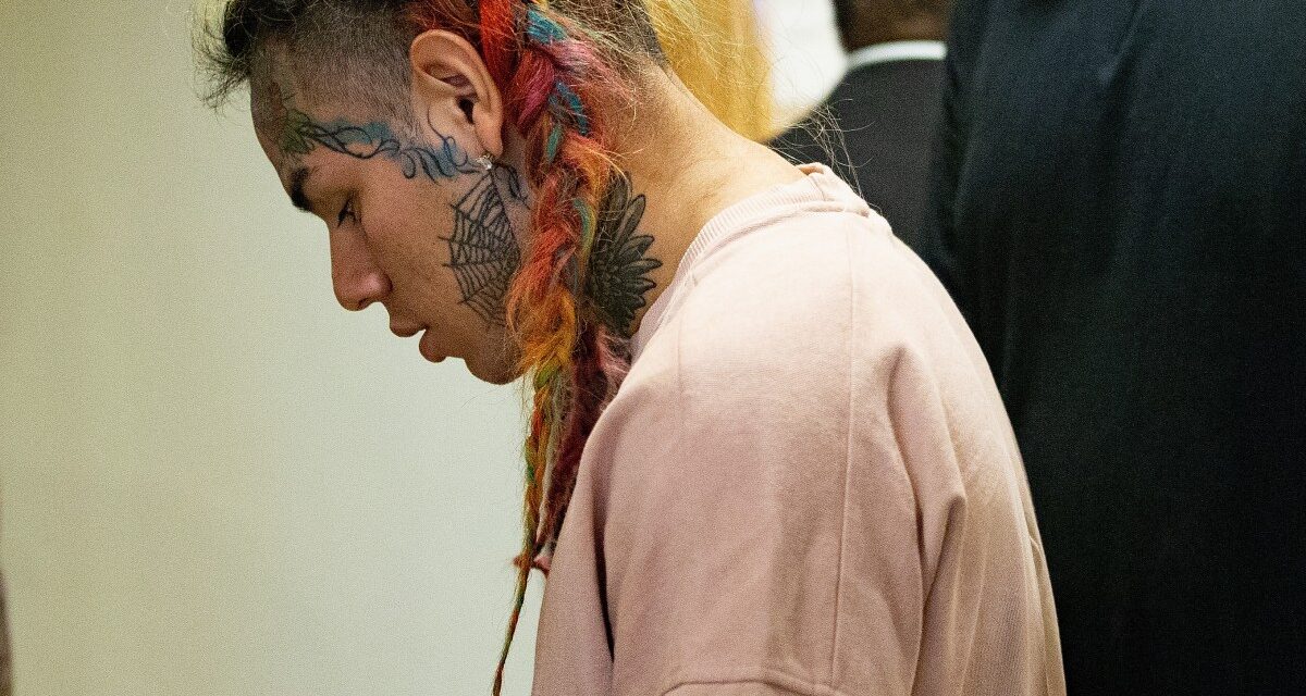 Audiencia de Tekashi 6ix9ine fue aplazada y Yailin 'la más viral' llegó con un look muy provocador