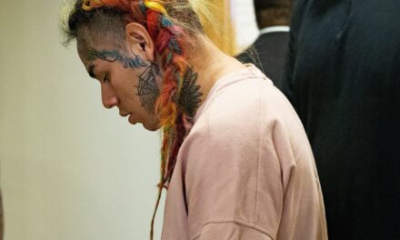 Audiencia de Tekashi 6ix9ine fue aplazada y Yailin 'la más viral' llegó con un look muy provocador