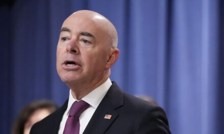 Aumento de inmigrantes en Nueva York en el centro del juicio político a Mayorkas