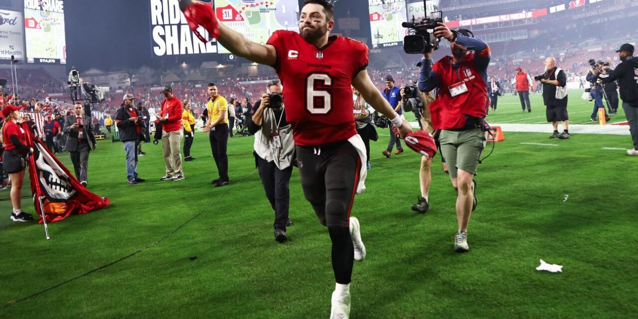 Baker Mayfield lleva a los desvalidos Bucs a una sorprendente victoria en los playoffs