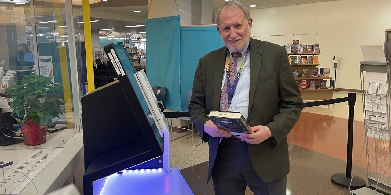 Bibliotecaria de Queens gana premio nacional por ayudar a inmigrantes