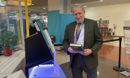 Bibliotecaria de Queens gana premio nacional por ayudar a inmigrantes