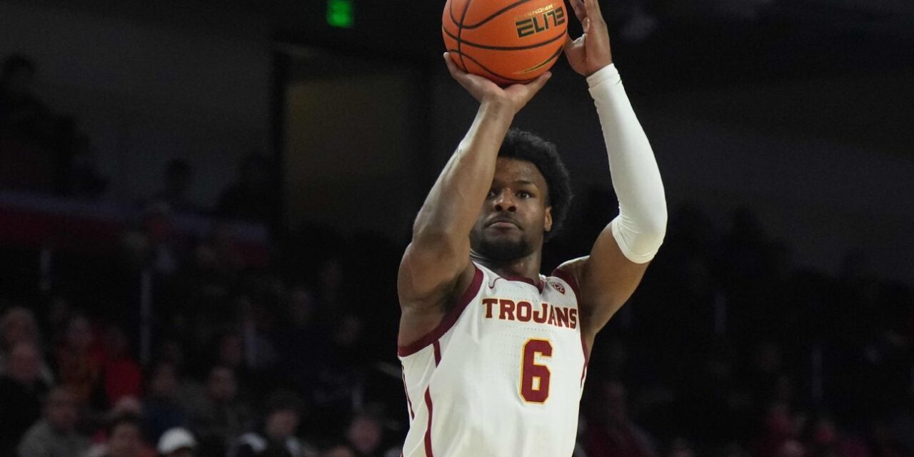 Bronny James de USC comienza a encontrar el ritmo y anota 10 contra Cal
