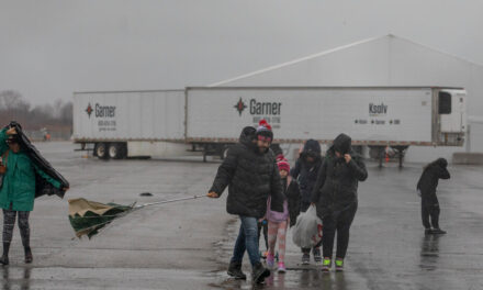 Casi 2.000 inmigrantes son evacuados de tiendas de campaña en Brooklyn antes de la tormenta