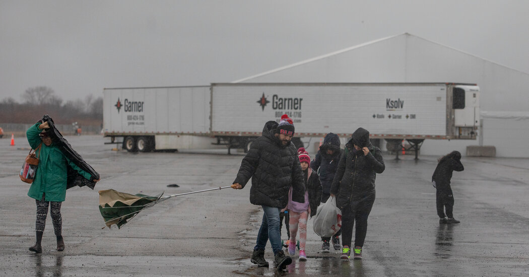 Casi 2.000 inmigrantes son evacuados de tiendas de campaña en Brooklyn antes de la tormenta