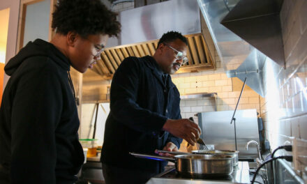 Cómo pasa los domingos Ayo Balogun, un chef de cocina nigeriano
