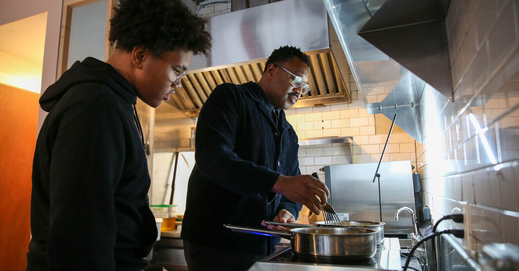 Cómo pasa los domingos Ayo Balogun, un chef de cocina nigeriano