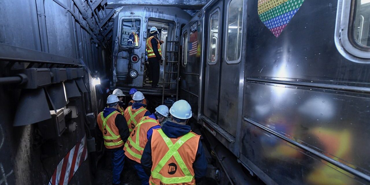 Continúan las interrupciones en el metro tras los descarrilamientos en Nueva York