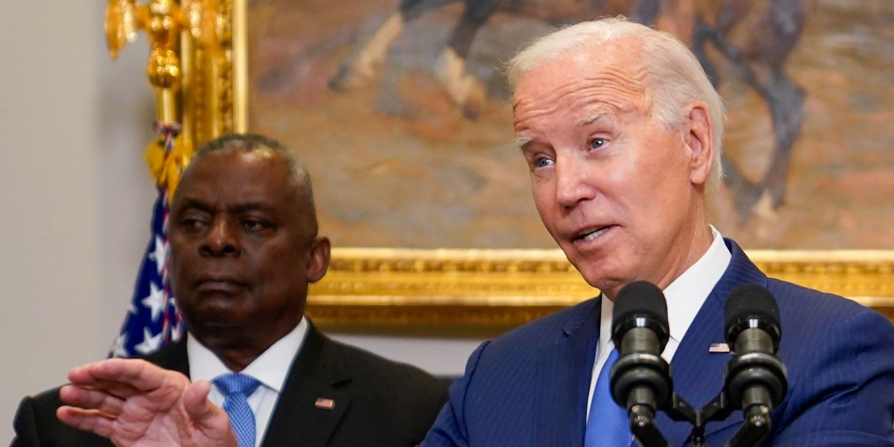 Cuando Washington pide despidos, Biden suele decir que no