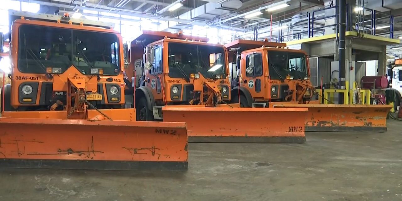 DSNY prepara esparcidores de sal y arados antes de la tormenta invernal