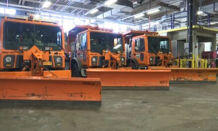 DSNY prepara esparcidores de sal y arados antes de la tormenta invernal
